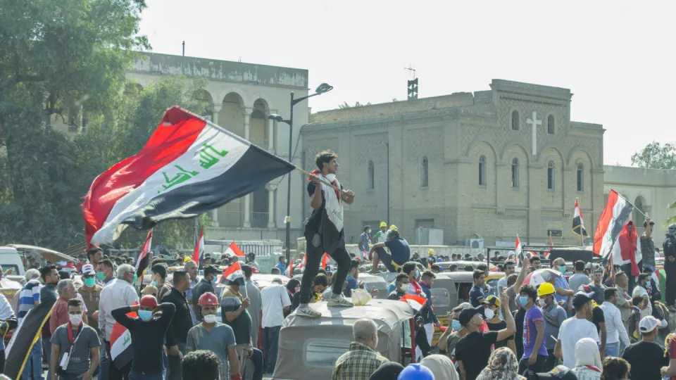 Demonstrators waving the Iraqi flag during the Iraqi October Revolution (photo)