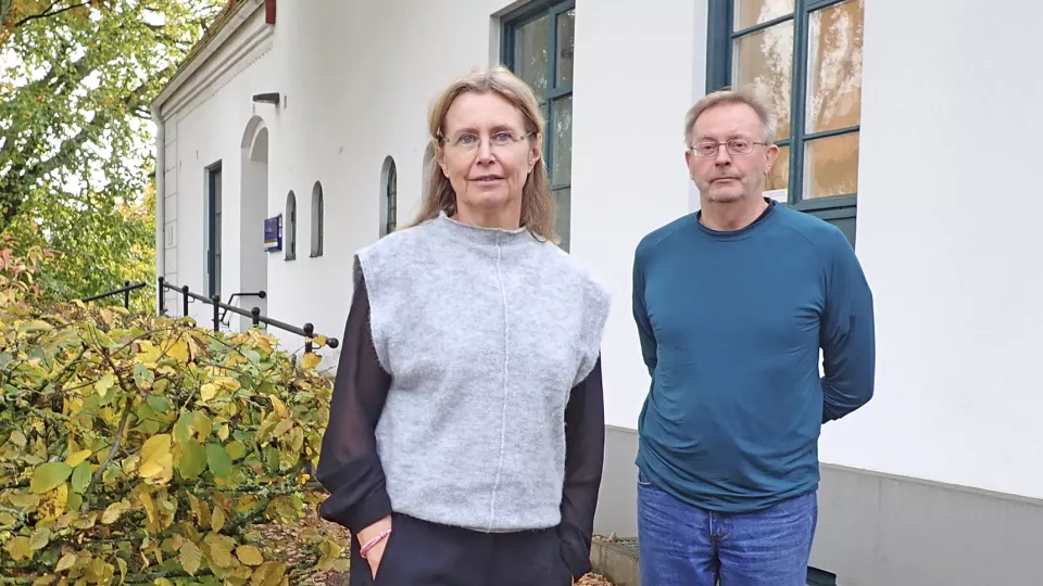 A photo of Karin Aggestam and Ronny Berndtsson standing in front of the CMES building