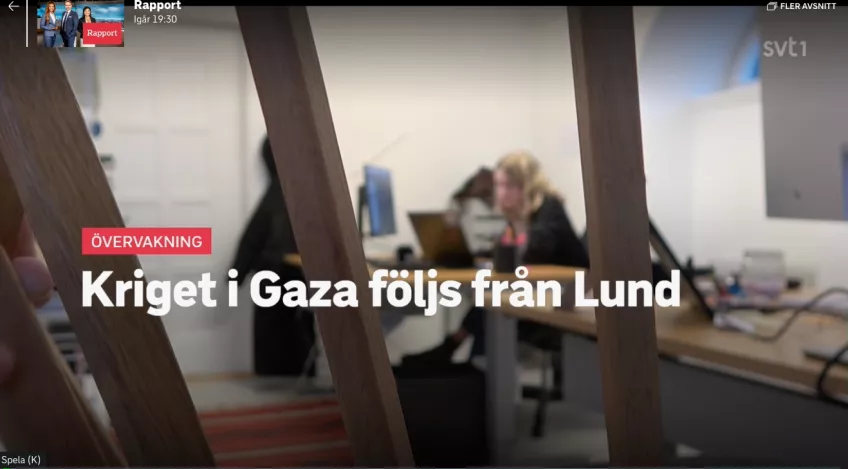 The text: "Kriget i Gaza följs från Lund". A photo of Lina Eklund at her desk in the backgroun.